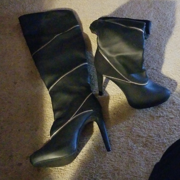 Stylish Fashion Boots - Picture 3 of 3